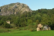 79 Grande bella radura prativa con vista sulla cima rocciosa del Pizzo di Spino versante sud